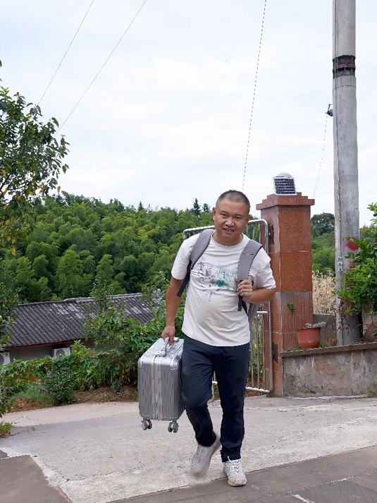山野美味 现挖的鸡枞菌 和家人一起分享！山野的馈赠 很是惬意