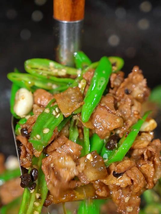 事实证明辣椒炒肉无论是先炒辣椒还是先炒肉,要好吃豆豉才是灵魂