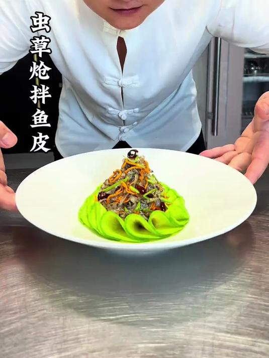 鱼皮搭配水果萝卜也能做出不一样的摆盘