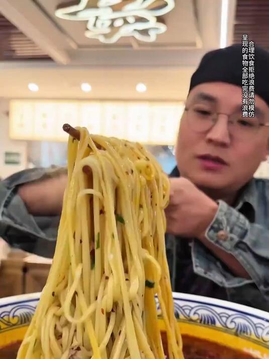 大碗牛肉面挑战，在天气转冷的季节里吃一顿热热的牛肉面太舒服了