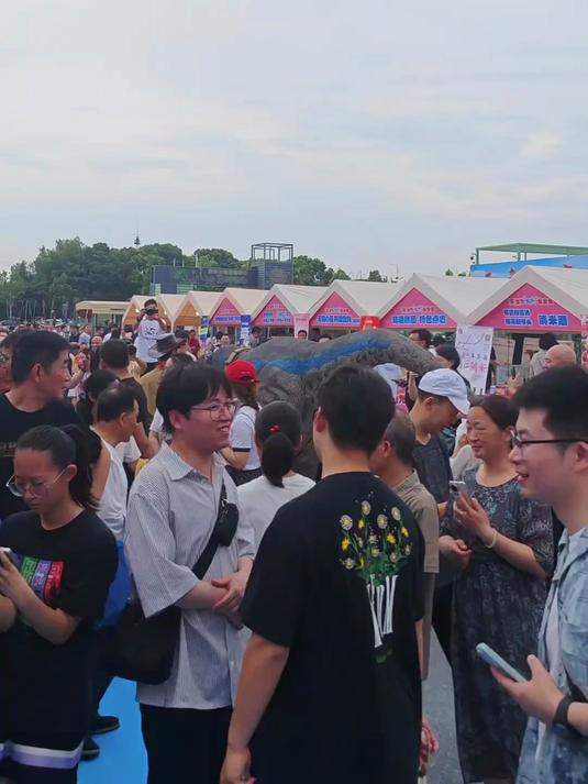 苏超外常州组织了很多大厨为大家免费提萝卜干炒饭和天目湖鱼头汤