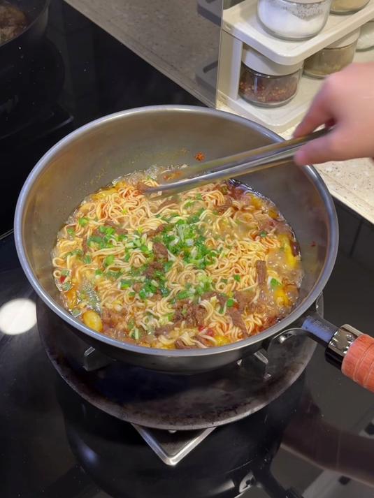 一菜两人｜泡椒肉丝面，酸辣可口超赞！