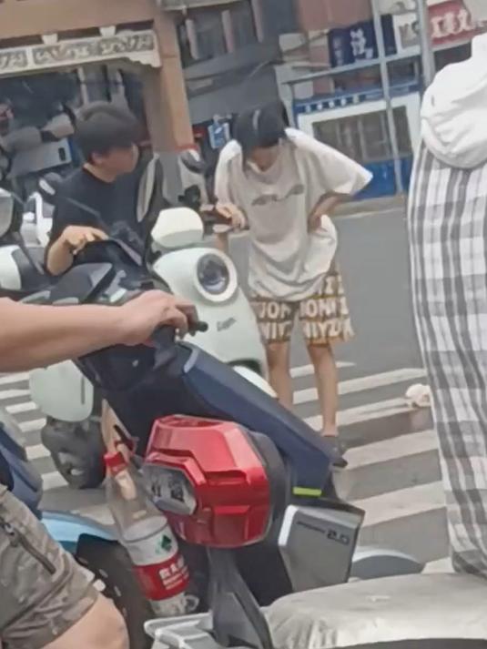 男子把奶茶洒地上了，女友打了他十几个耳光