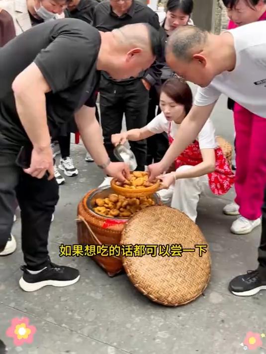 黄山烧饼手工现做新鲜,咬开满是料,每口都是家乡味!