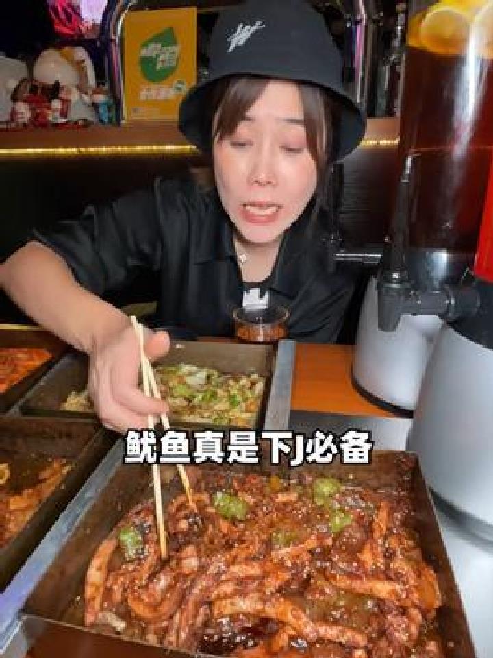 边吃戳子肉边喝鸡尾酒,好神奇~