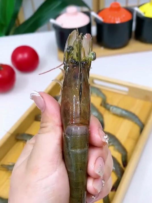 你会正确地清理大虾吗，这个小东西，虾胃脑线一同去除，太方便了