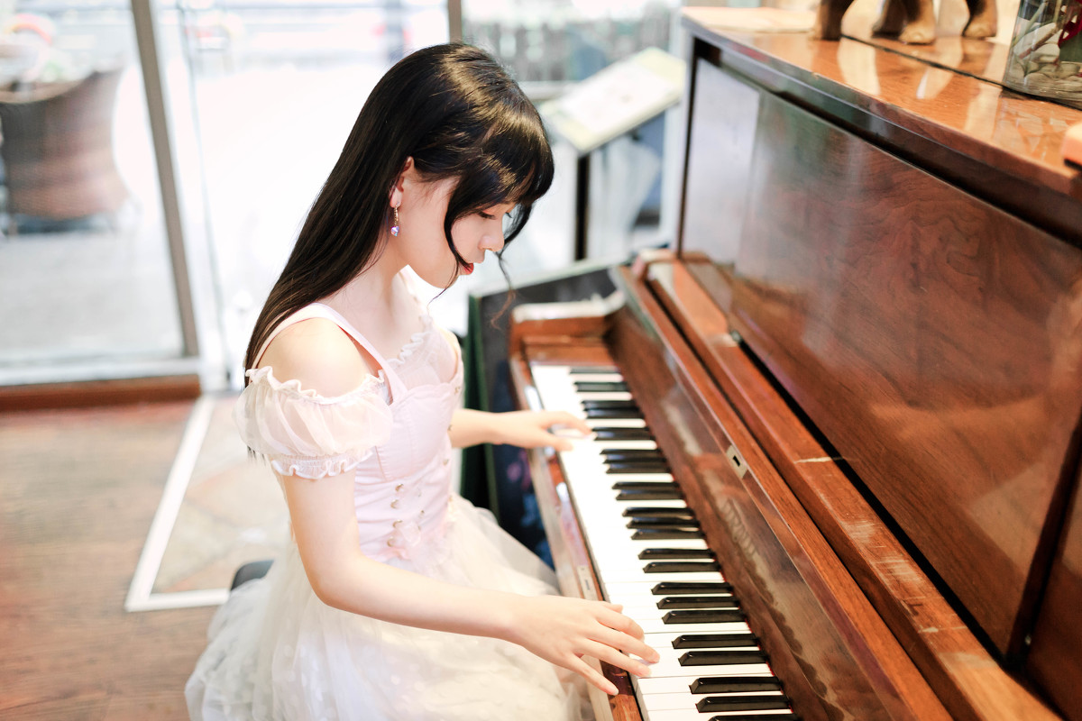 图片[3]-钢琴前的少女-六色网