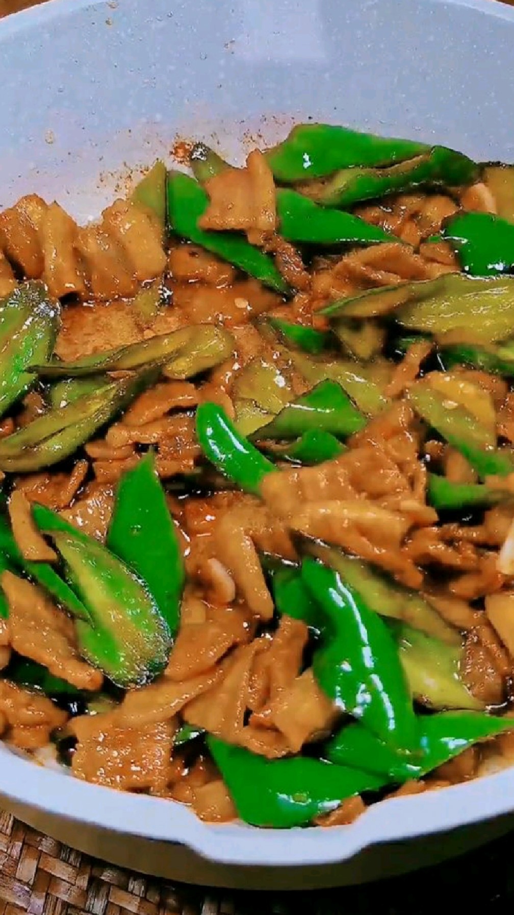 辣椒炒肉配米饭太香了,一锅米饭不够吃