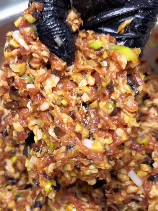 香菇猪肉饺子馅,口感鲜香四溢,鲜嫩多汁!