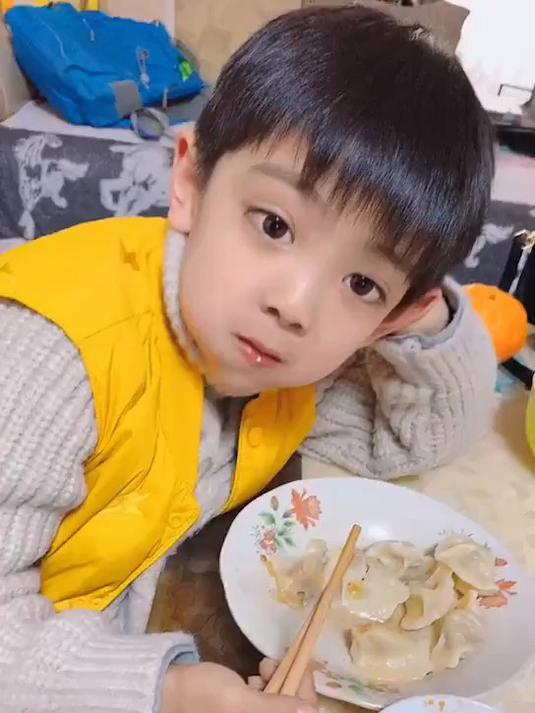 小川今天在奶奶家吃了20个饺子,比我多
