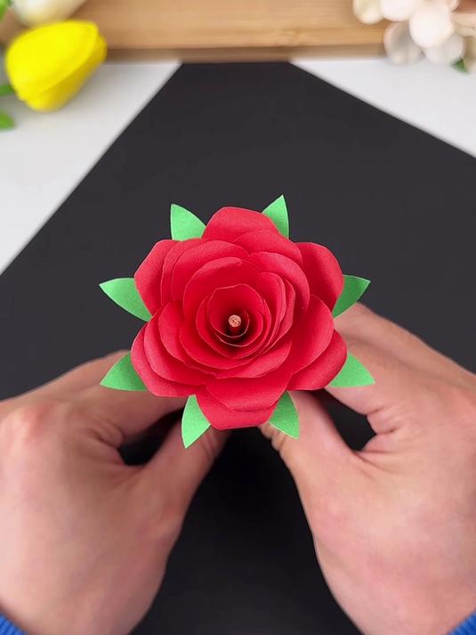 用彩纸折一朵非常漂亮的玫瑰花,一学就会快来试试吧