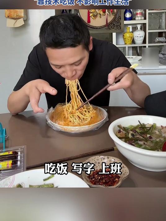 “龙虾手”男子乐观分享生活,出生时双手各只有两根手指