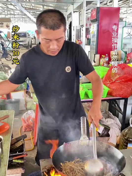 烹饪全国大赛,大排档上的肉蛋炒粉10元一份,真是一场精彩的烹饪