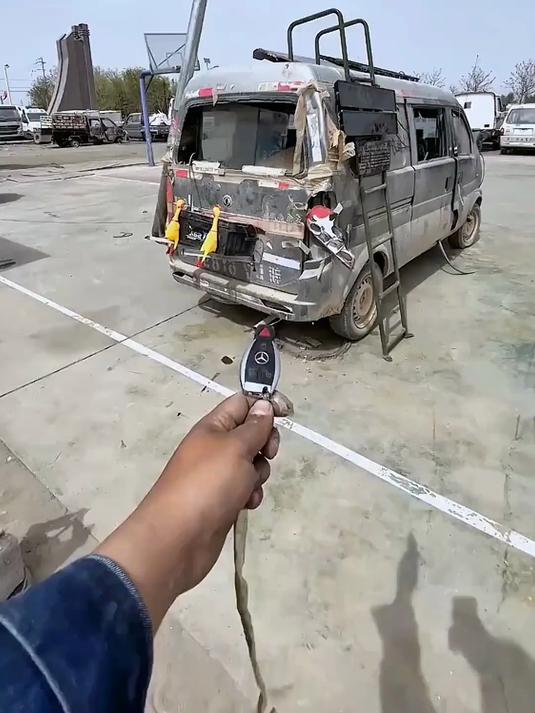 报废面包车竟是移动堡垒,全车黑科技,启动音乐竟要用老式电话