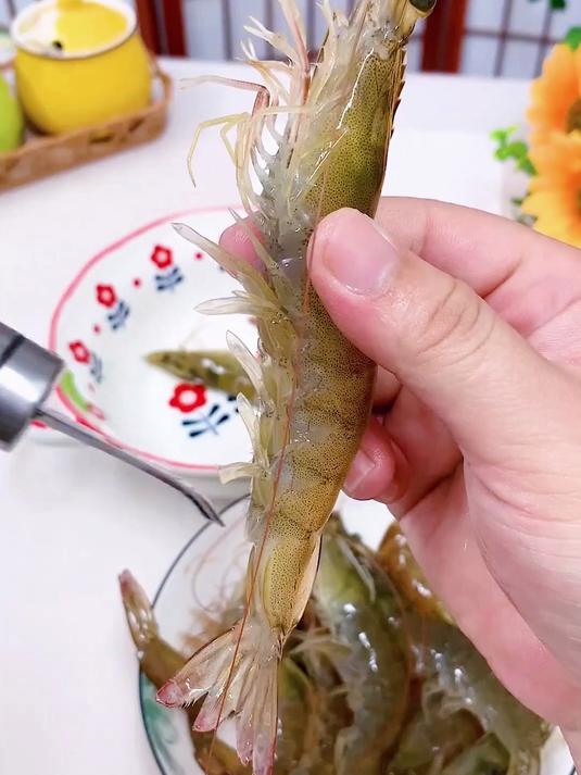吃虾不去虾胃线,就等于在吃大便,虾头虾线一起挑,方便快速