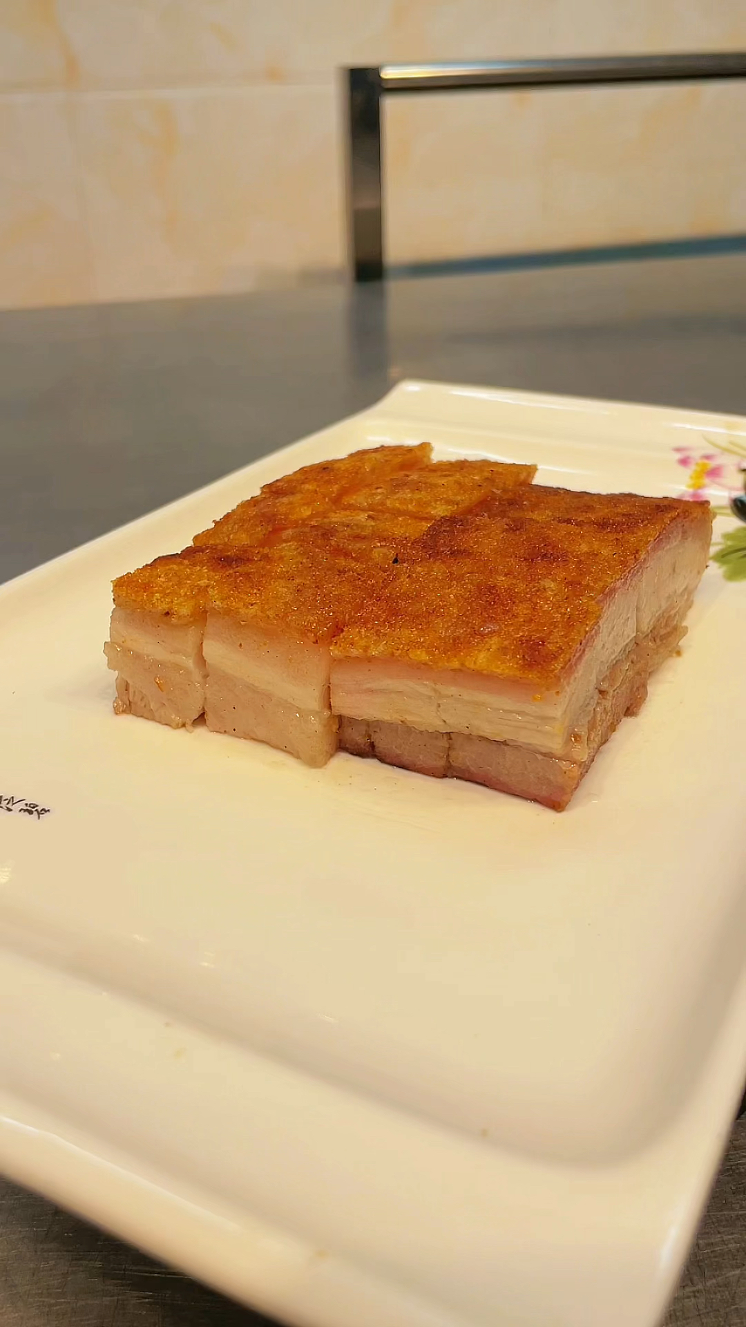 澳门烧肉摆盘完整版,品轩烧腊实体店培训,专业教烧鸭烧鹅烧腊技术!