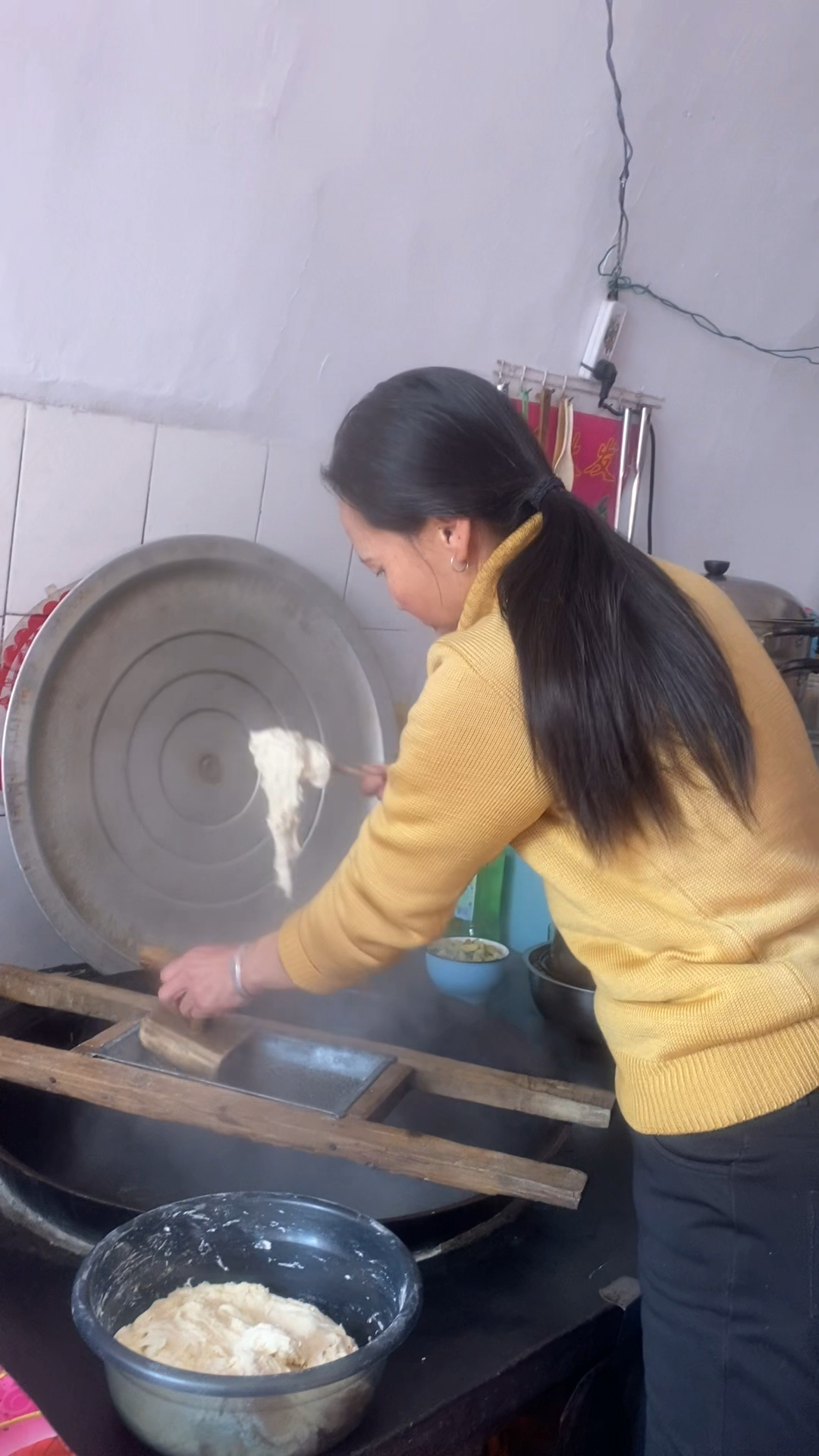 农家传统美食—烩黄菜配抿豆面,滑溜味足