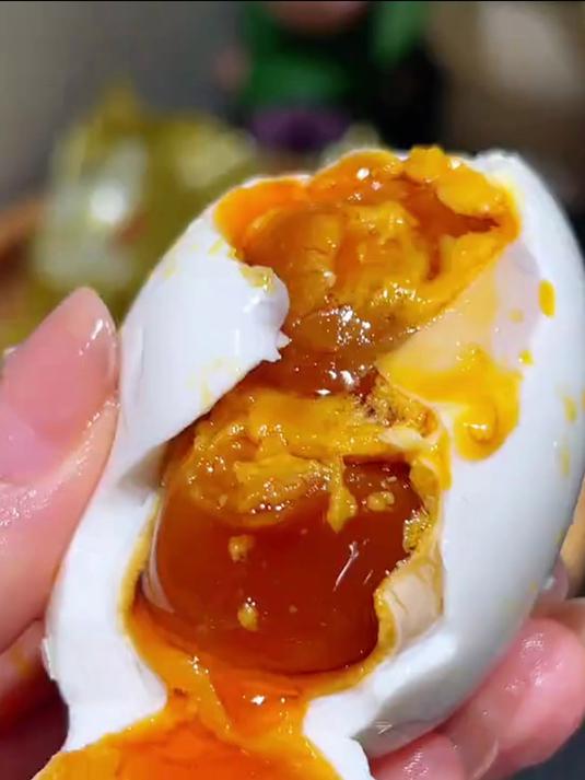 嘴馋别犹豫,双黄烤海鸭蛋香到迷糊?