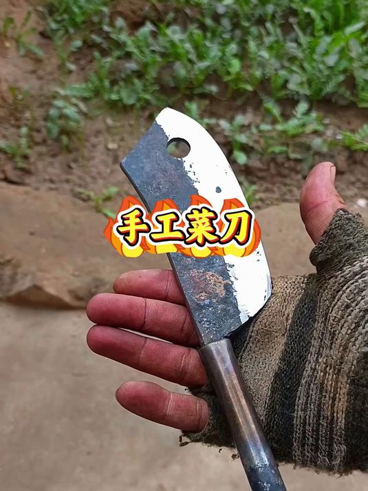 手搓菜刀,师傅将弯刀手工锻打成菜刀!