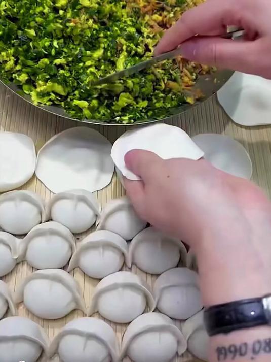 包饺子总觉得筷子不好夹菜?一招解决