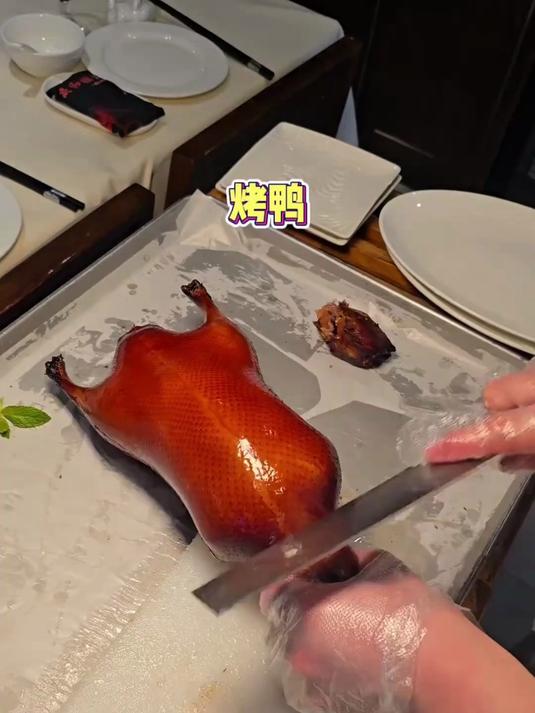 上海高端餐厅的荔枝木烤鸭