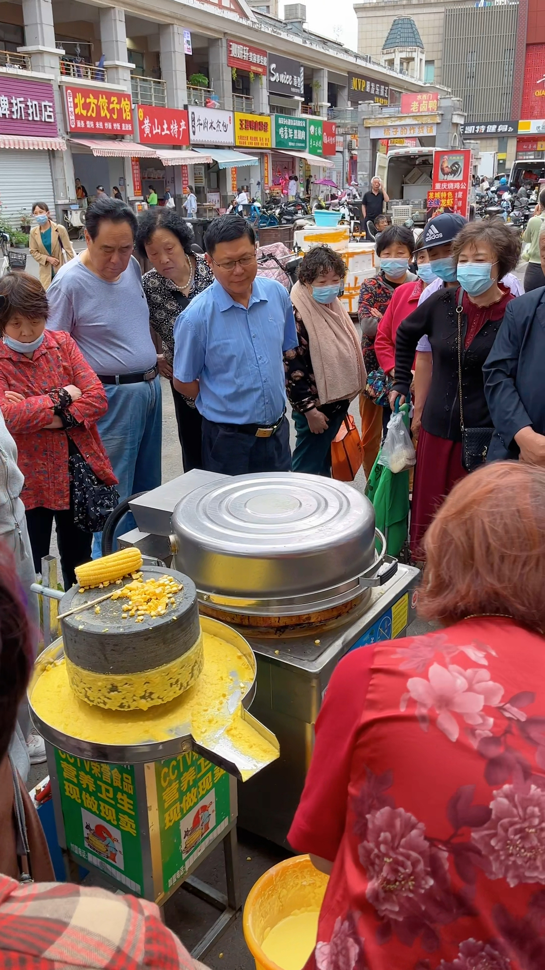大姐摆摊卖石磨玉米饼,月入3万多,不用起早贪黑,大姐一个人是怎么做到的?