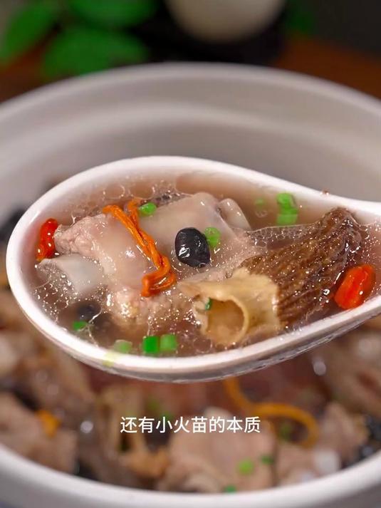 这个季节喝的不是冷饮，而是一碗温润的黑豆菌菇排骨汤