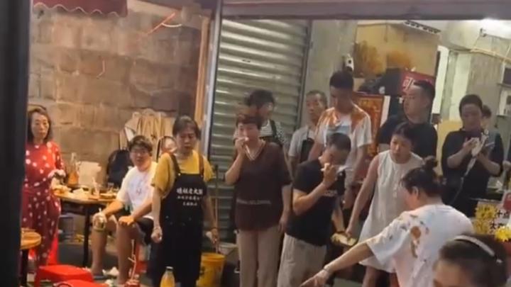 天降猫咪掉进火锅烫伤9人,老板当即全送医还赔1万多,欲收留猫咪