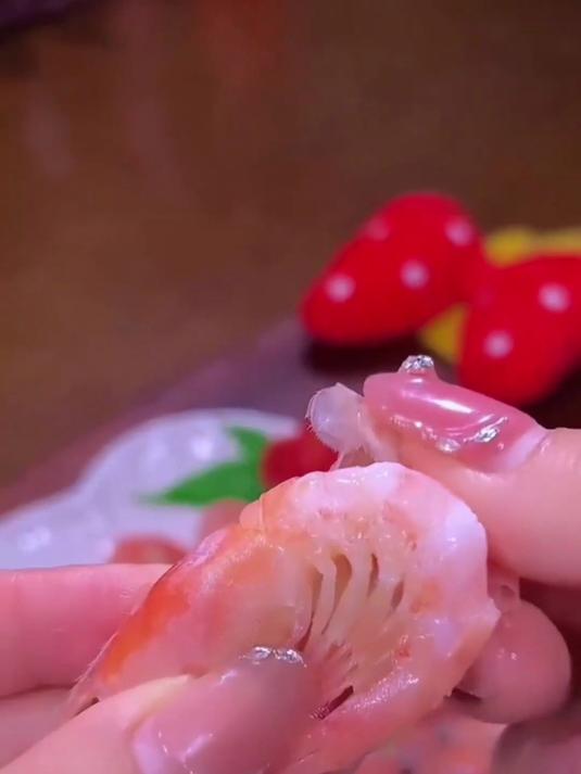 这北极虾不用挑虾线，超干净，剥壳就能吃