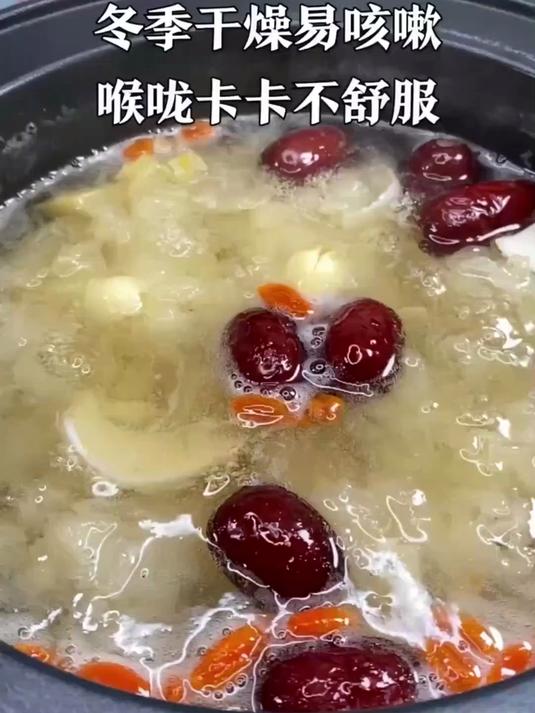 冬季干燥易咳嗽，做份银耳百合雪梨汤给家人喝