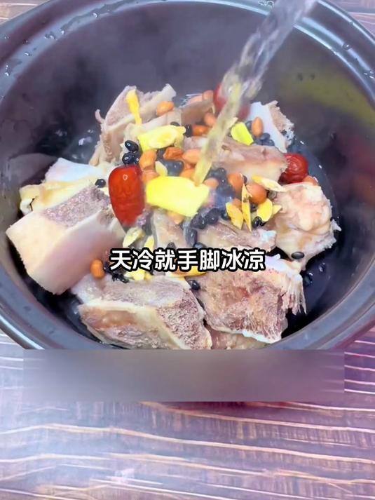 润燥黑豆牛排汤:缓解秋冬燥邪,咽喉肌肤无干涩