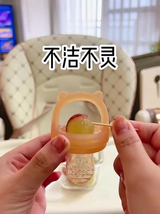 妈妈往大蛋糕上插六根蜡烛时，我悄悄许愿