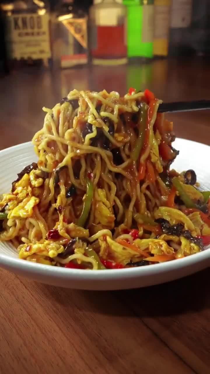鱼香鸡蛋炒面,大人孩子都喜欢吃好吃～
