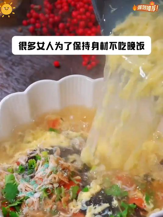 超高泡发的干裙带菜加上虾皮在一起做个汤味道鲜美大人小孩都爱喝