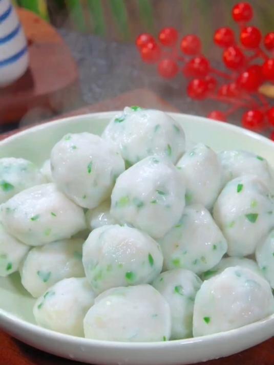 冬天到了吃鱼丸的季节,喜欢吃鱼丸你就像我这样做个青菜鱼丸