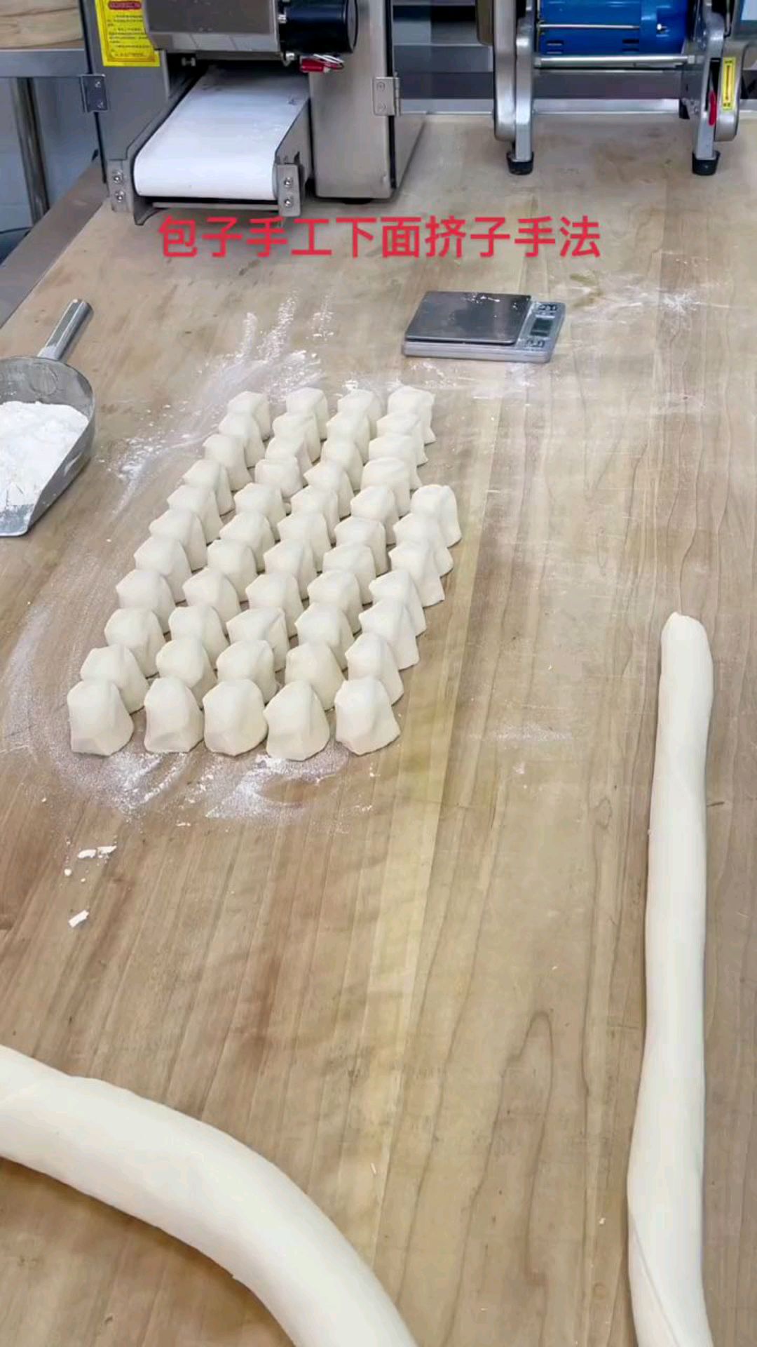 早餐店老板教你包子下面挤手法,熟能生巧多练习。创业不易,多学一种手法