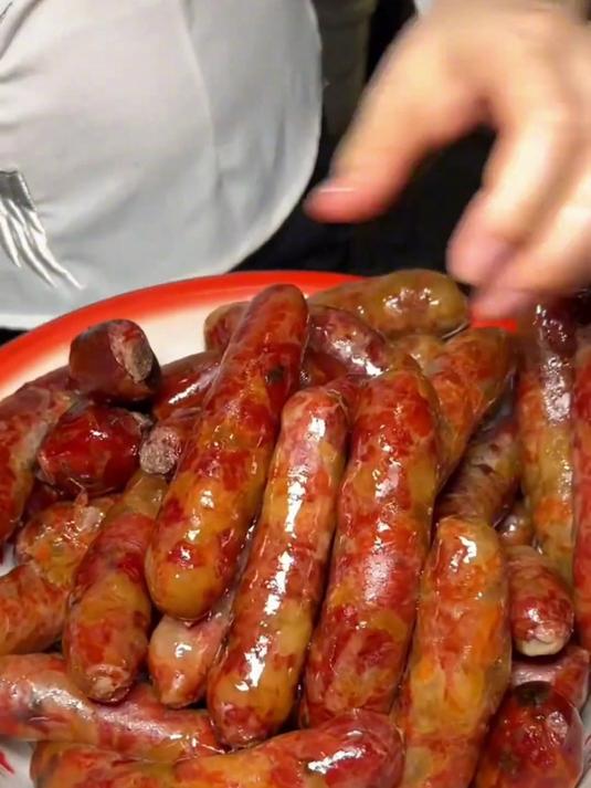 炒菜绝配！四川麻辣香肠炒青椒，家常味直接封神