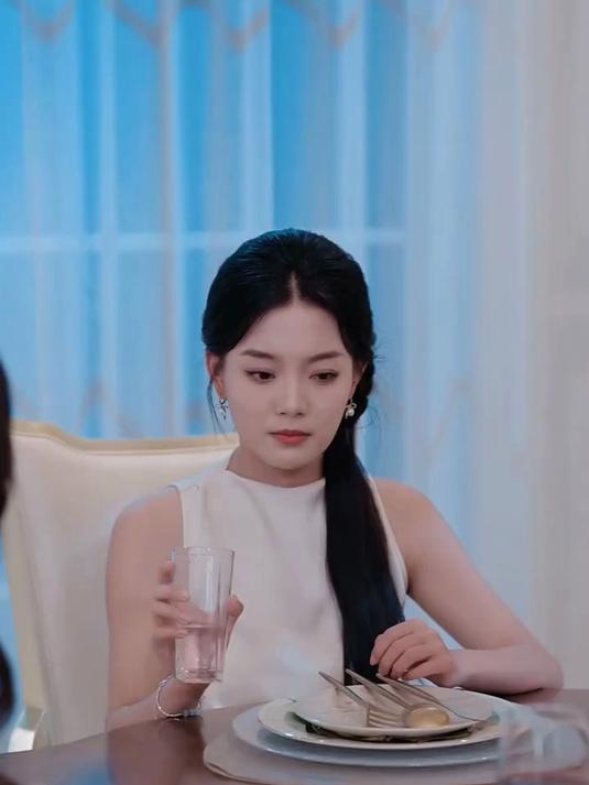 女人开开心心的提着蛋糕打算回家和丈夫庆祝结婚10周年的纪念目