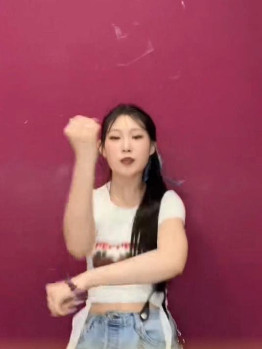 小沈阳让女儿沈佳润请客喝秋天的第一杯奶茶,称女儿是“漏风的小棉袄”,父女俩同款头像,给女儿