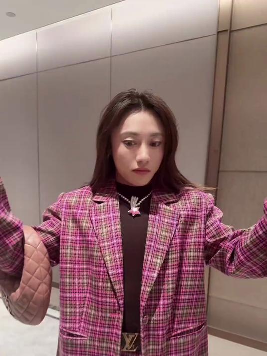 肌肉女外出穿搭 你们粉粉嫩嫩圆圆的芭比又美回来了