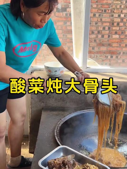 嘎嘎香的酸菜炖大骨头 掺点粉条 香迷糊了配上新烀的黏苞米 绝了
