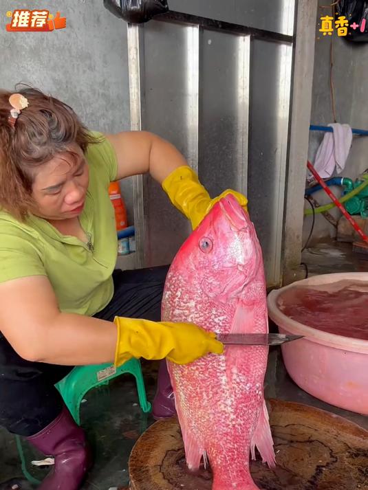 红鱼是深海鱼它肉厚刺少晒成鱼干用来炖五花肉鱼味香浓肉味咸香