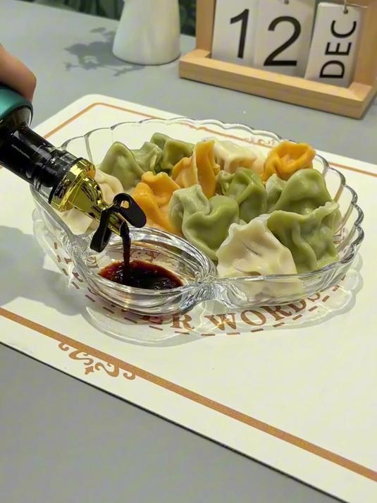 贝壳造型的饺子盘,精致又实用,特别的厚实,自带蘸料碟