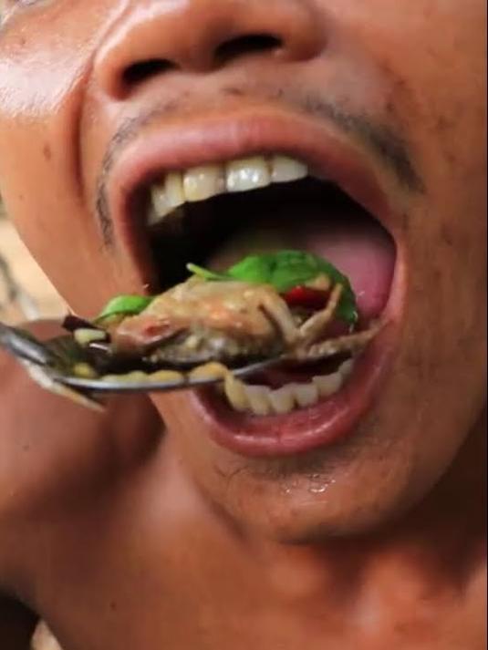 还会跑的河蟹,东南亚人直接生拌就吃,一口一个嘎嘣脆,开眼界了