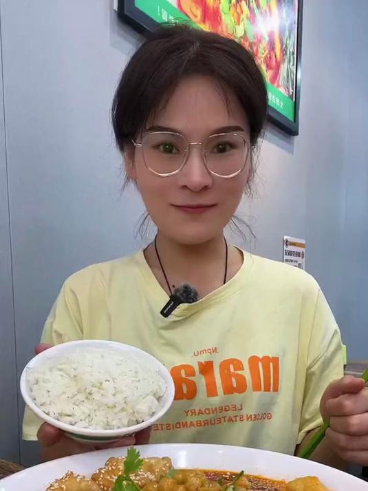 沸水煮开时食材浮沉,葱花飘成汤面的翡翠星子