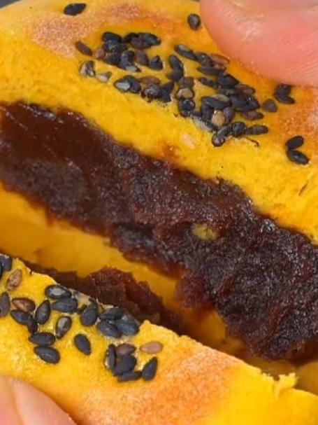 这是最近比较火的南瓜豆沙饼的做法