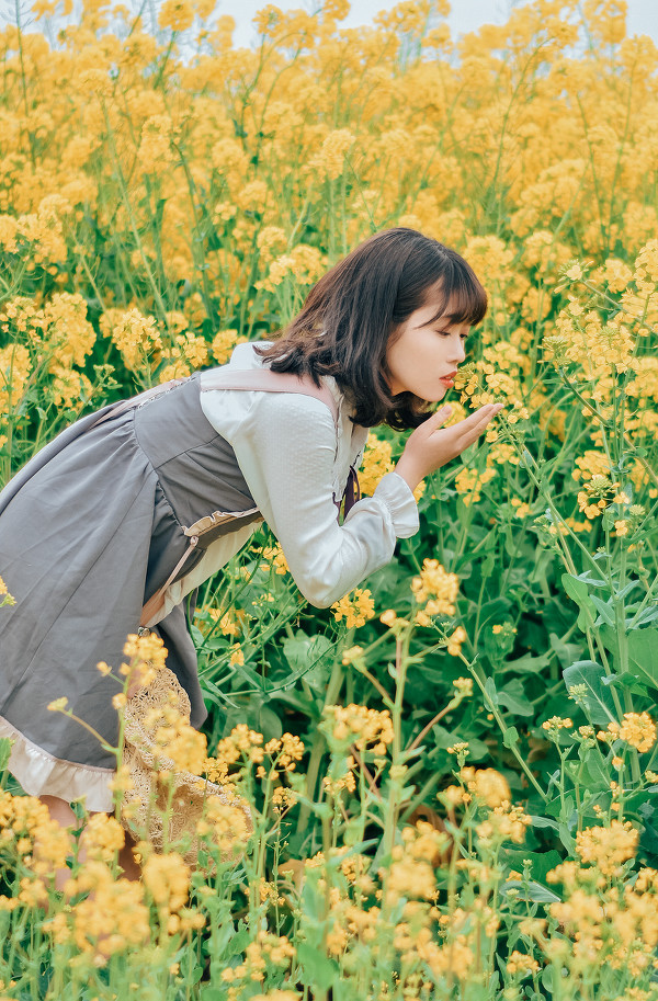 图片[2]-油菜花少女-六色网