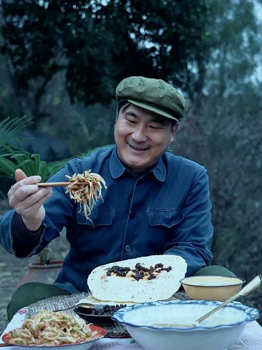 乡村地道美食,绿豆芽肉丝,搭配萝卜丝疙瘩汤!有一种情感叫乡情