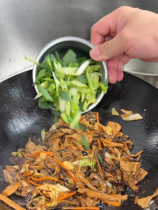 炒杂菜做法 这是农村酒席最受欢迎的一道炒杂菜，上桌不到