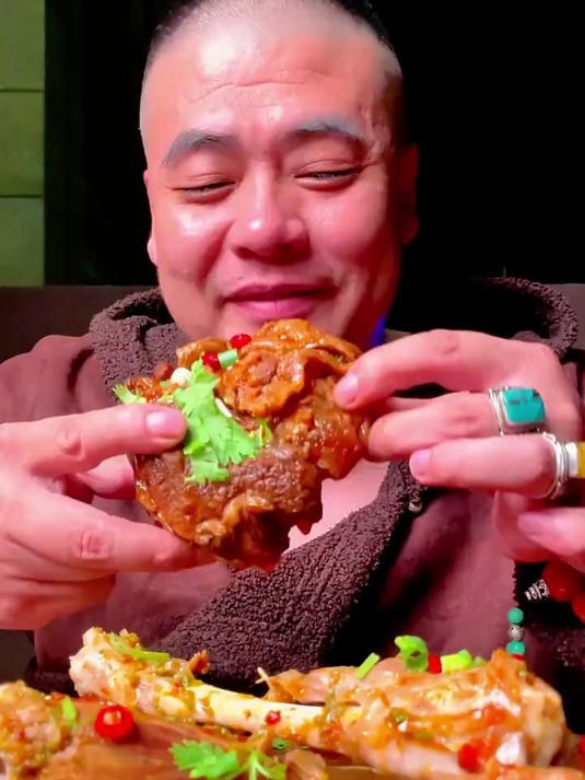 蒙古人的吃法大口吃肉,满足的享受!